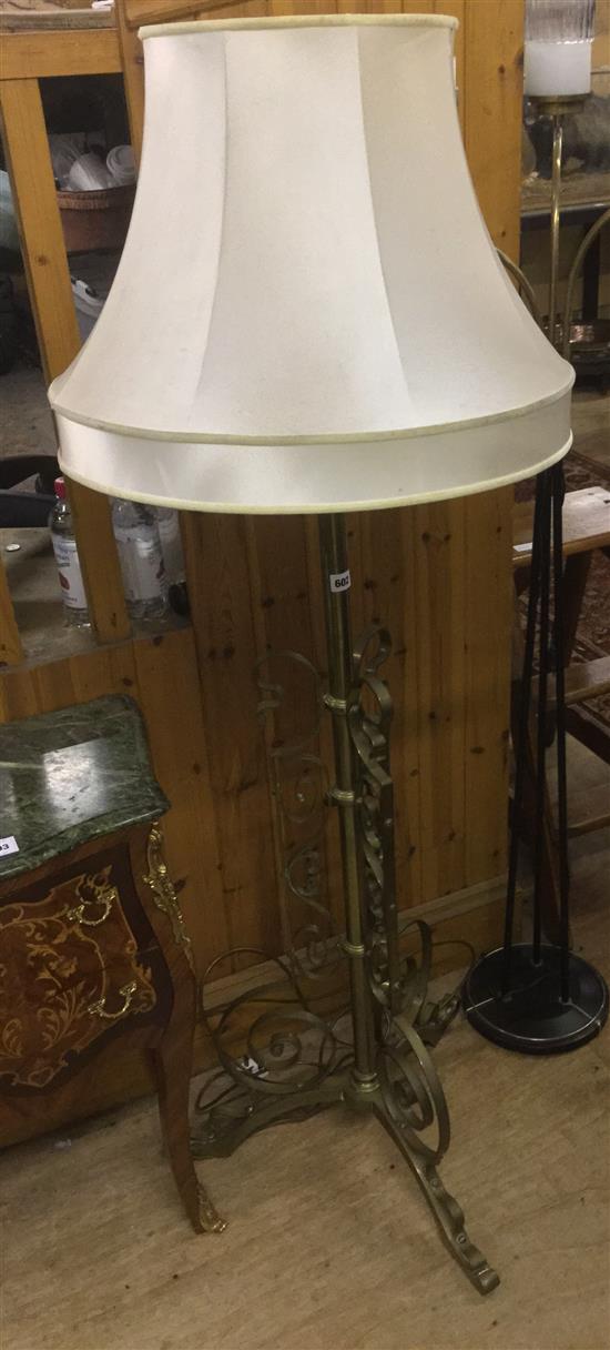 Late Victorian brass adjustable lamp standard